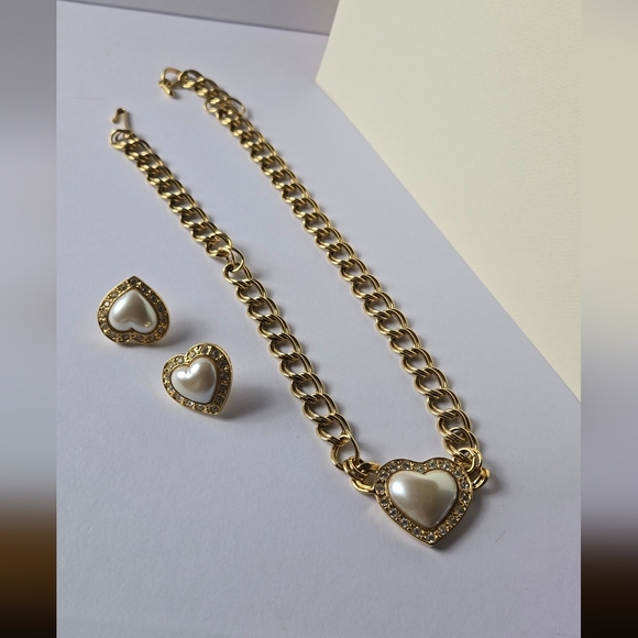 Avon Vintage Gold Tone Fuax Pearl Heart Rhinestones Earrings Necklace Set - Picture 7 of 17